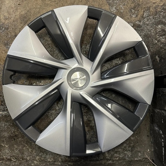 Tesla model y rim with cover - Picture 4 of 6